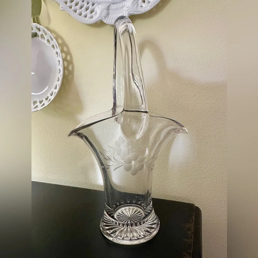 HEISEY GLASS BASKET VASE. CLEAR GLASS WITH ETCHED FLOWER & STEMS.